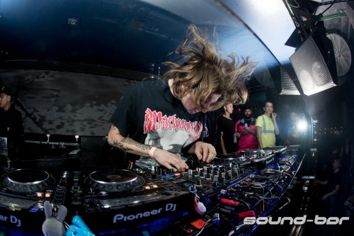 Mall Grab / Jordon Alexander